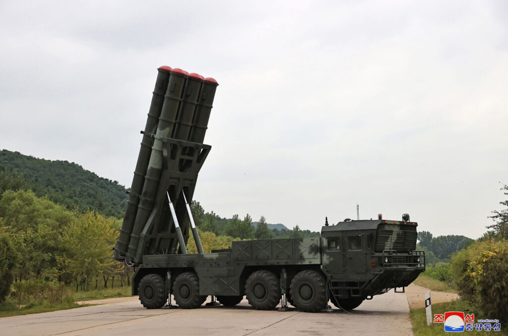 2024年9月13日、北朝鮮の朝鮮中央通信(KCNA)がKNSを通じて発表した日付未定の写真は、北朝鮮の非公開の場所で防衛産業公社が開発した新型の600mmロケットランチャーを示している。(AFP=時事)