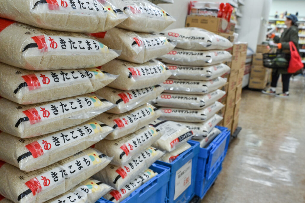 政府は過去にも大地震などの緊急時に備蓄米を利用したことがあるが、流通が途絶えたため、今回が初めての利用となる。(AFP通信)