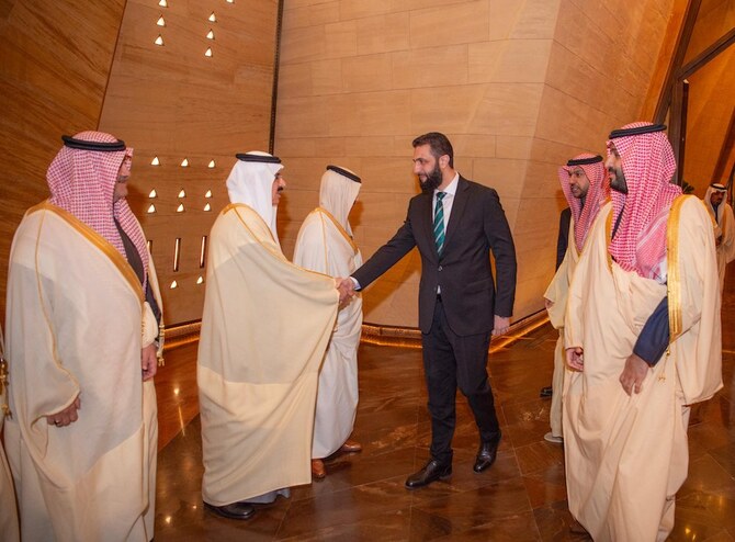 サウジアラビア皇太子がシリアのアフメド・アル・シャラア大統領をリヤドで歓迎。(SPA)
