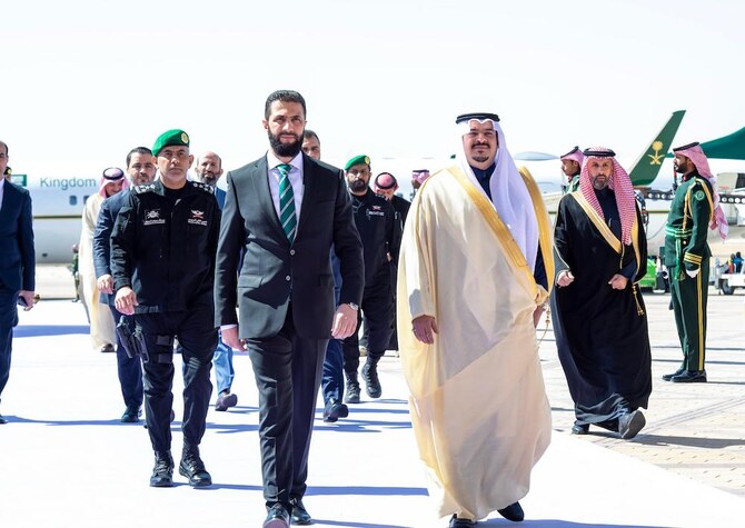 シリアのアフメド・アル・シャラア大統領は、リヤド副首長であるムハンマド・ビン・アブドル・ラフマン王子に歓迎された。(SPA)