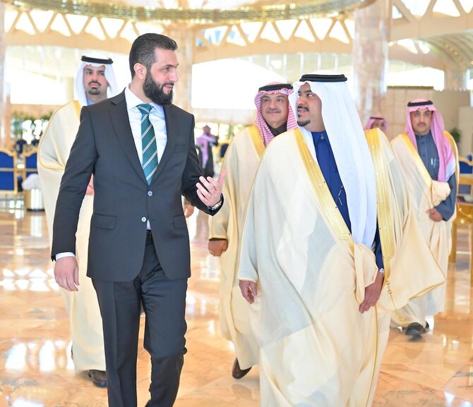 シリアのアフメド・アル・シャラア大統領は、リヤド副首長であるムハンマド・ビン・アブドル・ラフマン王子に歓迎された。(SPA)