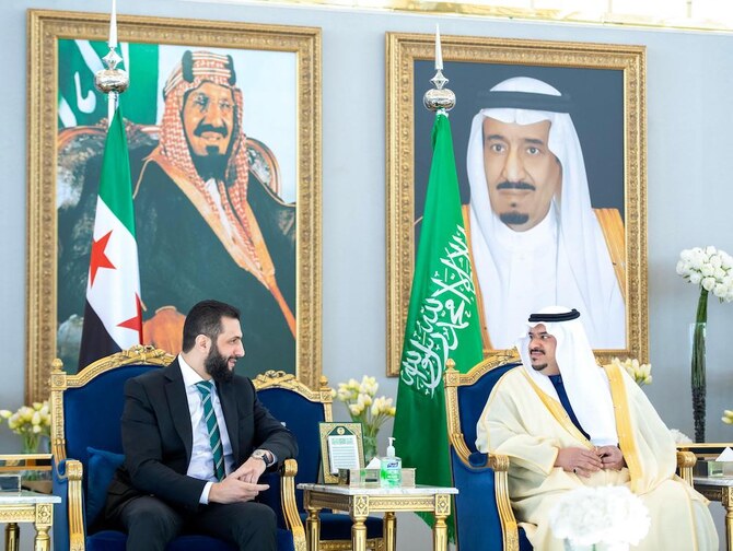 シリアのアフメド・アル・シャラア大統領は、リヤド副首長であるムハンマド・ビン・アブドル・ラフマン王子に歓迎された。(SPA)
