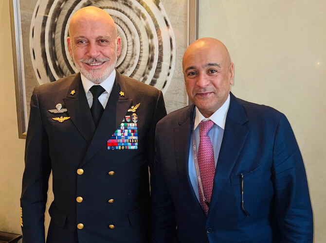 GCC事務総長ジャーセム・アル・ブダイウィ氏（右）は、ドイツでNATO軍事委員会のジュゼッペ・カヴォ・ドラゴーネ議長と会談した。（X/@GCC_SG）
