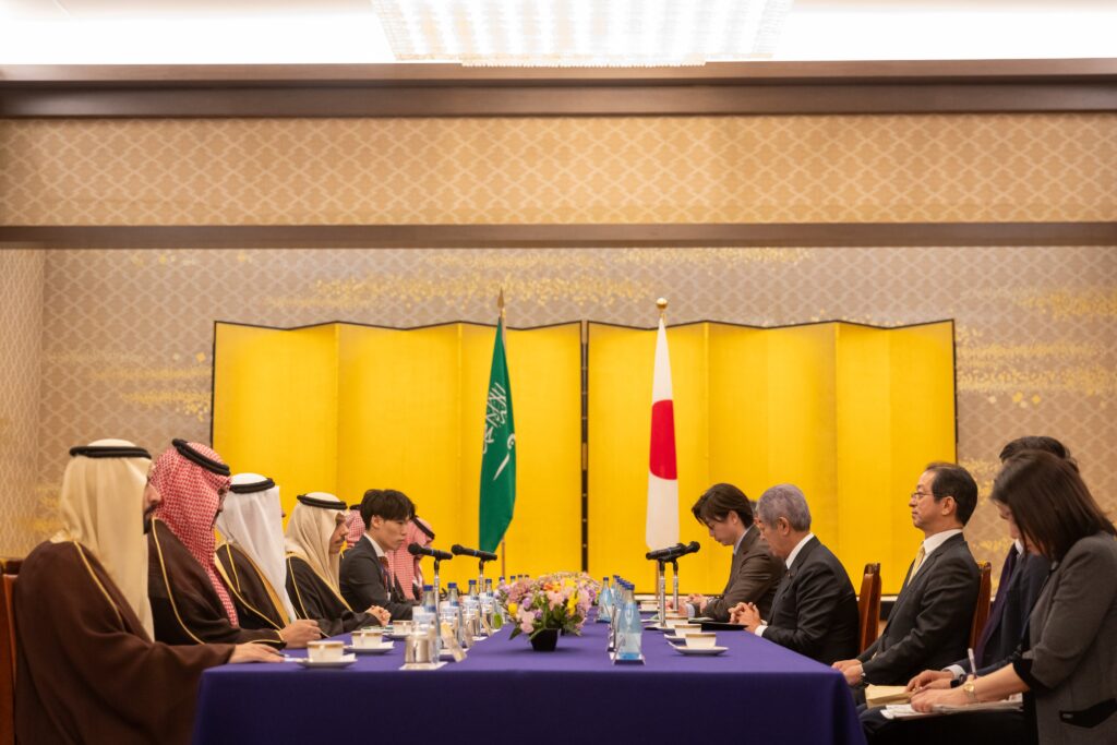両大臣は、第2回サウジアラビア・日本戦略対話会議の共同議長を務めた。(KSA MOFA)