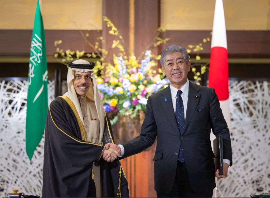 両大臣は、第2回サウジアラビア・日本戦略対話会議の共同議長を務めた。(KSA MOFA)