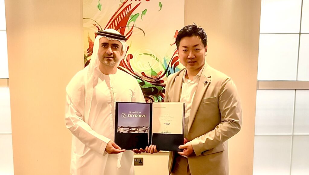 AeroGulf ServiceのCEO、Fahad Mohammad Mir Hashem Khoory氏とSkyDriveのグローバルインテリジェンスオフィサー、安河内 佳祐氏。(スカイドライブ)