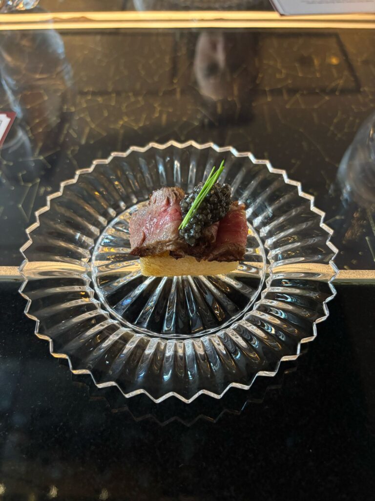 TakaHisa×檜山のコラボレーションは、和牛の比類なき素晴らしさと旬の和の食材との組み合わせを披露した。(ANJ)
