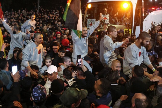 2025年1月30日、イスラエルに収監されていたパレスチナ人が、赤十字の護衛付きでヨルダン川西岸地区のラマッラーに到着した際、群衆が彼らを歓迎した。(AFP)