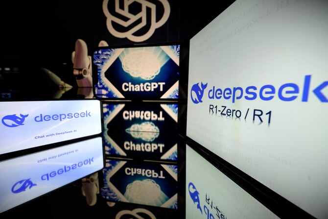 1月29日、フランス・トゥールーズで、中国のAI企業DeepSeekのロゴと、OpenAIの人工知能チャットボットChatGPTのロゴを表示したスクリーン(AFP)
