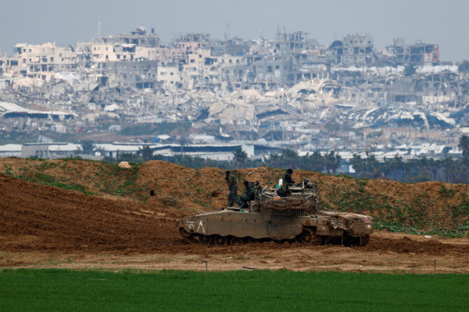 イスラエル側から見たガザとの境界線上の戦車の上に集まるイスラエル兵士たち(2025年2月11日) (ロイター)