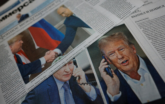 ロシアのプーチン大統領と米国のトランプ大統領の最近の電話会談を特集した表紙の新聞が、2月13日、モスクワの路上の新聞販売所で並べられている。（ロイター）