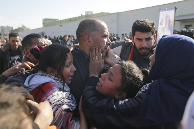 2025年2月1日、イスラエルの刑務所から釈放され、ガザ地区に到着したパレスチナ人元囚人（中央）を親族が出迎える。（AP通信）