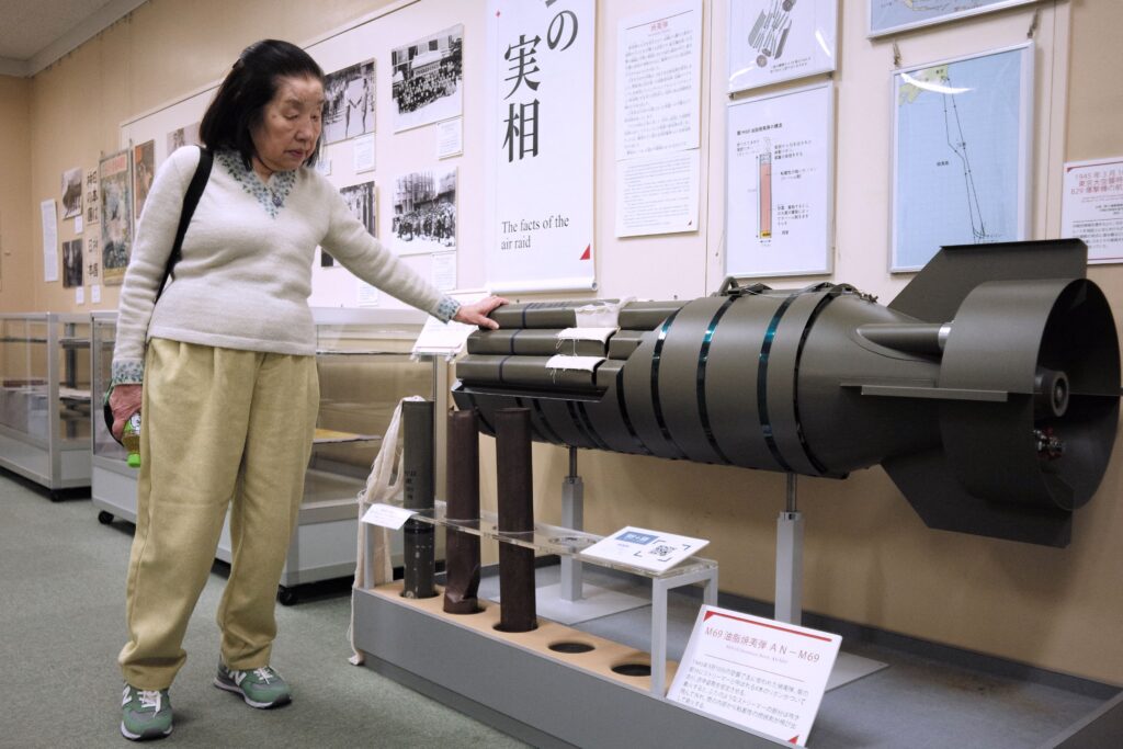 東京大空襲から80年となる3月10日に86歳を迎える西尾志津子さんは、1945年3月10日の東京大空襲で主に使用された焼夷弾の模型を、東京の東京大空襲・戦災資料センターで見せている＝2025年2月27日撮影。(AFP＝時事)