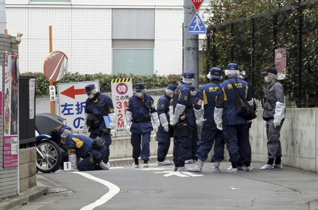 2025年3月11日火曜日、東京都新宿区で発生した女性刺傷事件現場付近で作業する日本の警察捜査員。(共同通信 via AP)