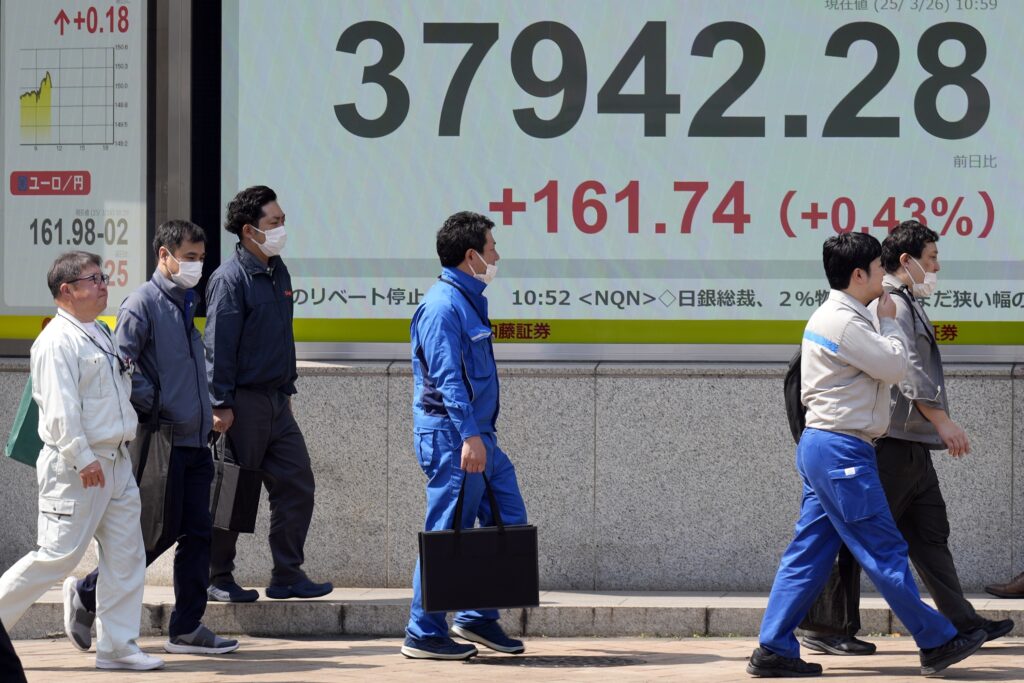 日経平均株価は680ポイント(1.8%)下落し、3月14日以来の安値となる37,120.33円で取引を終えた(AP Photo/Eugene Hoshiko)。