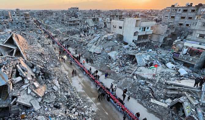 2025年3月1日、ガザ地区南部のラファ(Rafah)で、イスラム教のラマダン(断食月)の初日、イフタール(断食明けの食事)に集まるパレスチナ人。(AFP=時事)