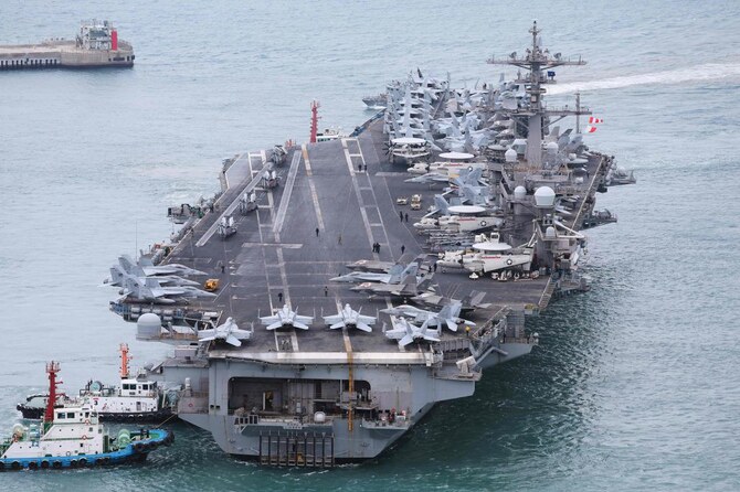 北朝鮮が巡航ミサイルを発射し、反撃能力を誇示した数日後、米空母が武力誇示のため韓国に到着した。(AFP=時事)