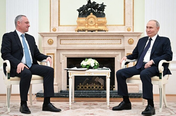 2025年3月5日、ロシア・モスクワで、グルジアのアブハジア離脱地域の新大統領に選出されたバドラ・グンバ氏と会談するウラジーミル・プーチン大統領。(ロイター）