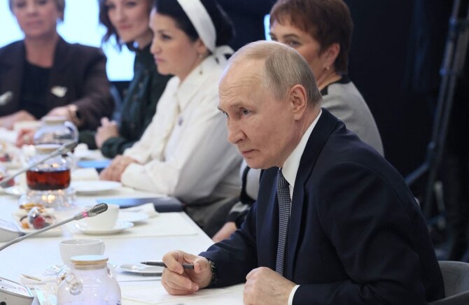 2025年3月6日、モスクワで、ウクライナにおけるロシア軍の退役軍人を支援する財団「祖国の守護者国家基金」の職員や被後見人と面会するプーチン大統領。(AFP＝時事）