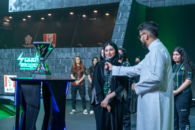 モディ・アルカンハルはサウジアラビアEスポーツ連盟アワードで「年間最優秀女性選手賞」を受賞した。