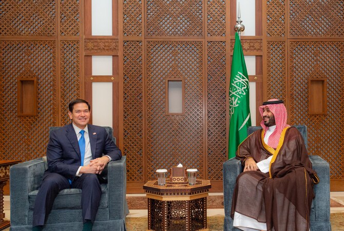 月曜日、ジェッダでマルコ・ルビオ米国務長官を出迎えるサウジアラビアのムハンマド・ビン・サルマン皇太子。(SPA)