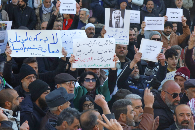 シリア人は、イスラエルがシリア南部の非武装化と緩衝地帯の創設を呼びかけたことに対して、2月25日にスワイダ市のカラマ広場で抗議デモを行った。(AFP/File)