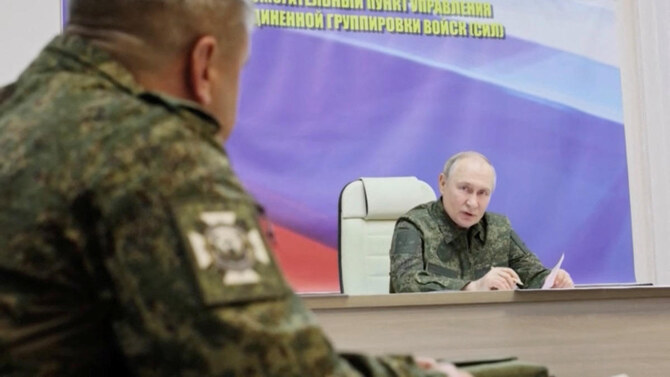 2025年3月12日、ロシアのプーチン大統領は、クルスク地方のコントロールセンターを訪れ、指揮官たちに挨拶している。(ロシア・プール/ロイターTV via ロイター)