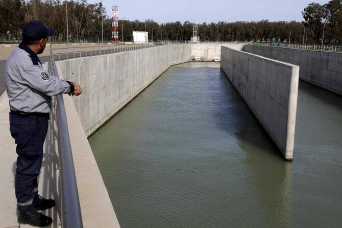 モロッコは、北部の河川を利用し、南部の乾燥した都市に水を供給するために数億ドルを費やした。(AFP）