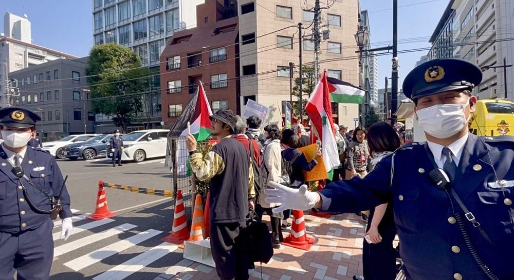 土曜日、イスラエル大使館前でデモが行われ、ガザ地区への爆撃を再開したイスラエルに抗議した。(ANJ)