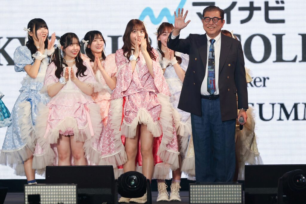 ガールズグループのメンバーに囲まれながら、石破茂首相が東京ガールズコレクションにサプライズ登場した。(AFP)