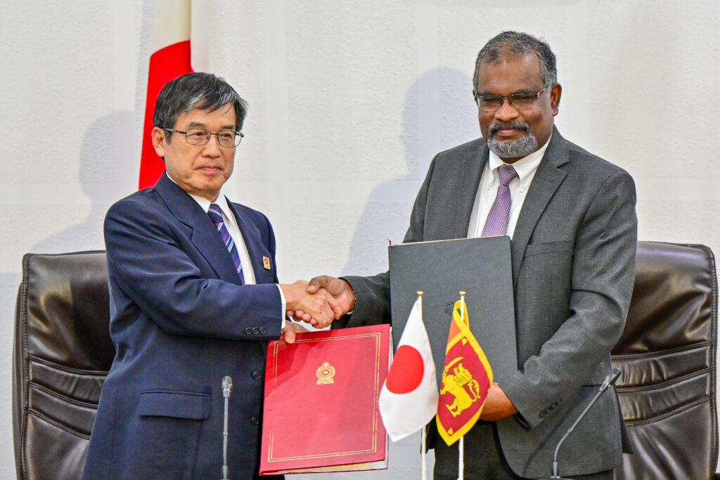 日本は、国際通貨基金（IMF）がスリランカの経済回復に不可欠と考えている包括的債務処理計画に基づく3694億5000万円の融資について譲歩を認めると発表した。(AFP通信)
