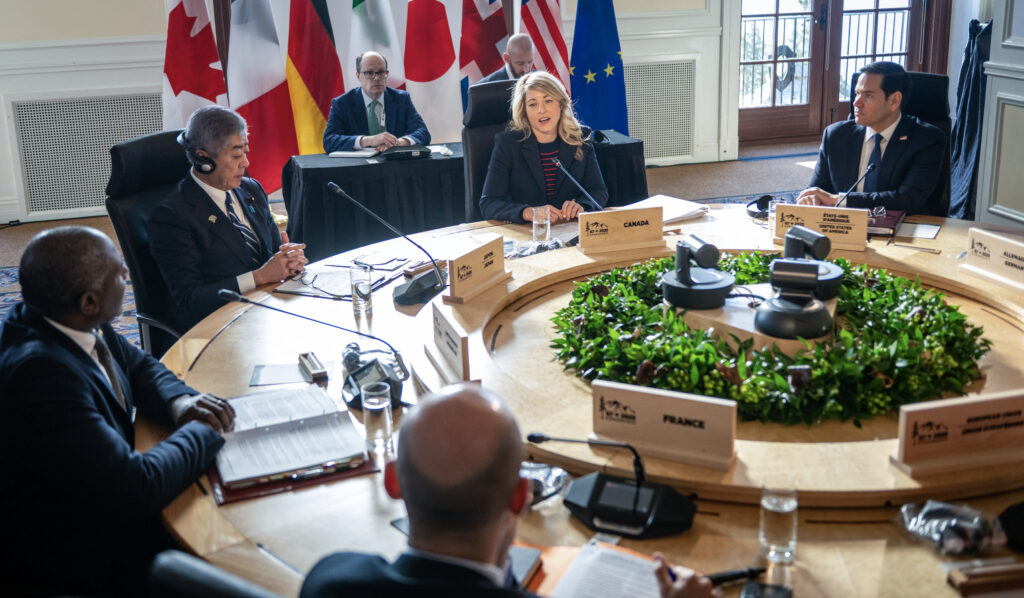 英国、カナダ、フランス、ドイツ、イタリア、日本、米国の7カ国と欧州連合(EU)の副大臣は、木曜日と金曜日にケベック州の丘陵地帯にあるラ・マルベーという人里離れた観光都市で会合を開いた。(AFP)