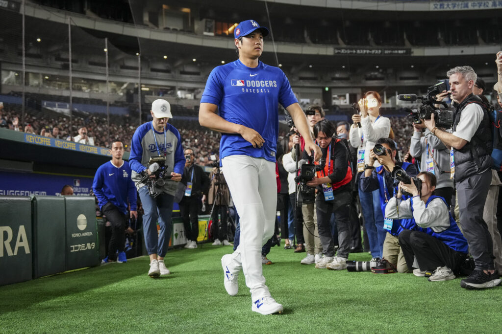 何が一番楽しみかと聞かれ、大谷はこう答えた: 「おいしいものを食べること、時差ボケを解消すること、そして試合を楽しむことだ」。(AFP通信)