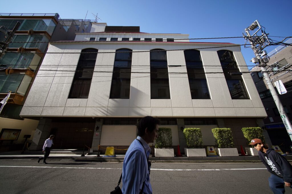 同教会は、信者に人生を台無しにするような献金をするよう圧力をかけていると非難され、信者の間で子供の育児放棄が行われていると非難されているが、同教会はいかなる不正行為も否定している。(AFP）。