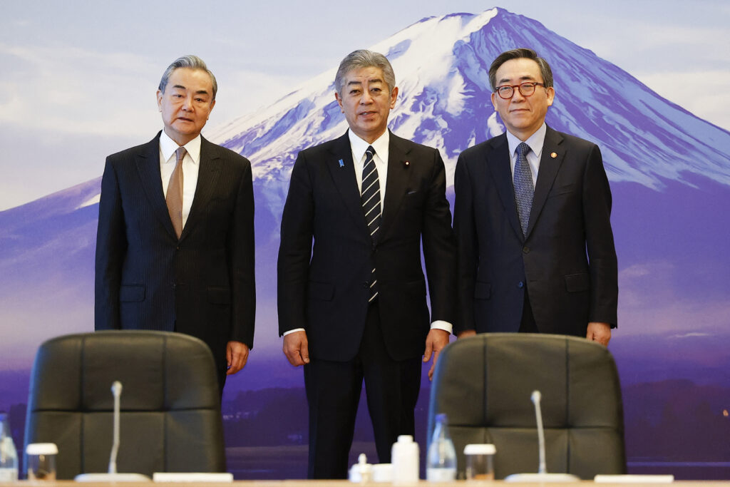 日本の岩屋毅外相は、中国の王毅外相、韓国の趙泰烈外交部長官との会談の冒頭で、「厳しさを増す国際情勢を考えると、歴史の転換点にいるのではないかと思う」と述べた。(AFP)