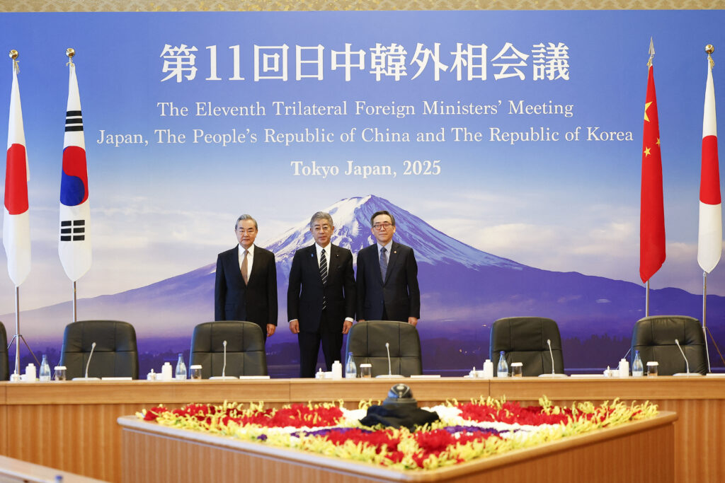 日本の岩屋毅外相は、中国の王毅外相、韓国の趙泰烈外交部長官との会談の冒頭で、「厳しさを増す国際情勢を考えると、歴史の転換点にいるのではないかと思う」と述べた。(AFP)