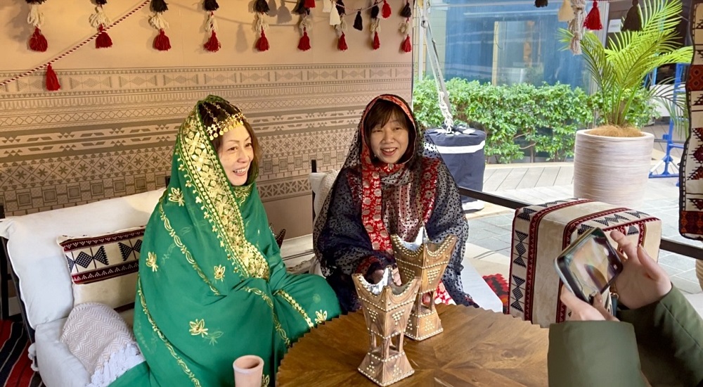ツアーでは、サウジアラビアコーヒーとデーツのペアリング、伝統的なお菓子の調理実演、伝統的なサウジアラビア音楽や衣装など、サウジアラビア文化のさまざまな側面を体験できる機会を訪問者に提供している。(ANJ)