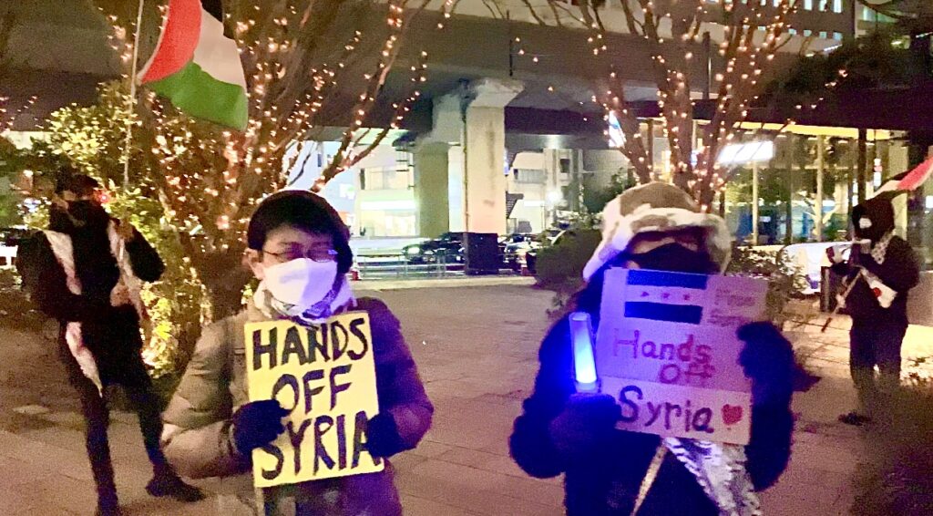デモ参加者たちは、「米国のシリア占領、不当な制裁、資源の搾取、そしてイスラエルの侵略・攻撃・入植に反対する」と訴えた。(ANJ)
