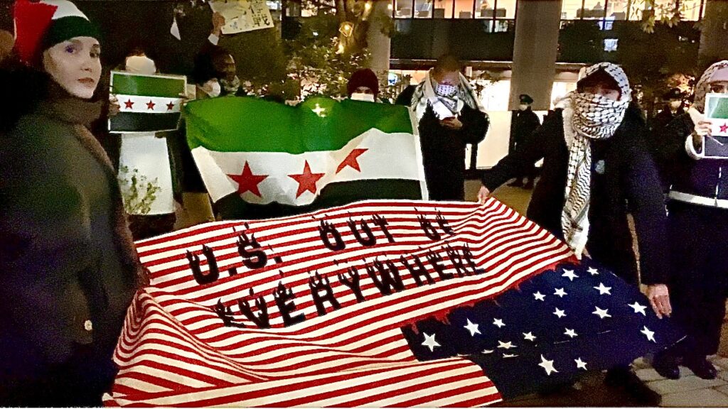 デモ参加者たちは、「米国のシリア占領、不当な制裁、資源の搾取、そしてイスラエルの侵略・攻撃・入植に反対する」と訴えた。(ANJ)