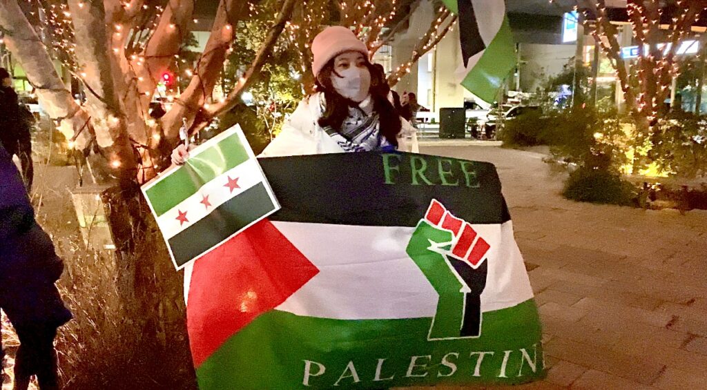 デモ参加者たちは、「米国のシリア占領、不当な制裁、資源の搾取、そしてイスラエルの侵略・攻撃・入植に反対する」と訴えた。(ANJ)
