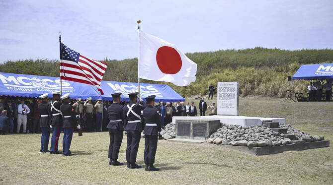 2025年3月29日、硫黄島で、日米戦没者合同慰霊追悼顕彰式に出席する日本及び米軍関係者。（日本プール/共同通信社/AP通信）