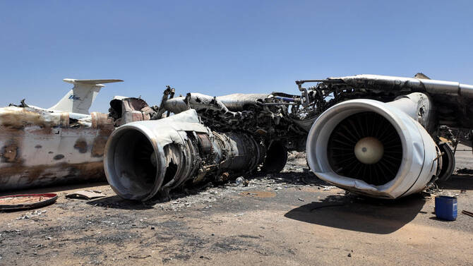 スーダン軍が首都ハルツームの制圧を深めた後、ハルツーム空港の滑走路に破壊された飛行機の残骸の全体像。2025年3月27日、ハルツームの即応支援部隊(RSF)より。(ロイター)