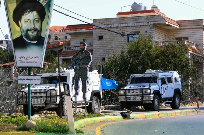 国連レバノン暫定軍(UNIFIL)の平和維持部隊が2025年3月5日、レバノン南部の村ラミアの南部国境付近をパトロールする。(AFP)