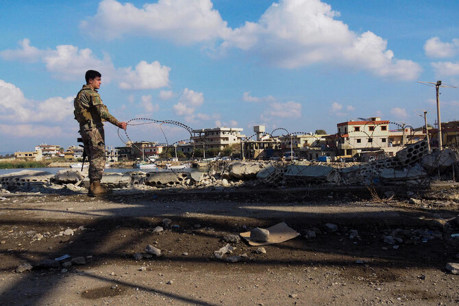 上:2024年12月9日、レバノン兵士がレバノン・シリア国境に有刺鉄線を張り巡らせる。(AFPのアーカイブ写真)