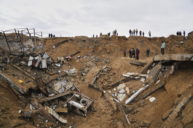2025年3月22日（土）、パレスチナ人がガザ地区のデイル・アル・バラで、イスラエルの砲撃を受けた建物の瓦礫を点検している。（AP通信）