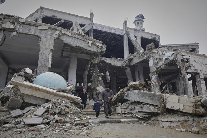 パレスチナ人が、イスラエル軍の空爆により損傷したガザ市のイマーム・シャーフィイー・モスクで、ラマダンの最初の金曜礼拝に出席した後、去っていく。2025年3月7日金曜日。（AP通信）