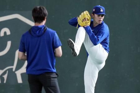 2025年3月14日金曜日、東京ドームでのMLB東京シリーズ開幕を控え、東京で公式練習中にウォーミングアップするロサンゼルス・ドジャースの佐々木朗希投手。（AP通信）