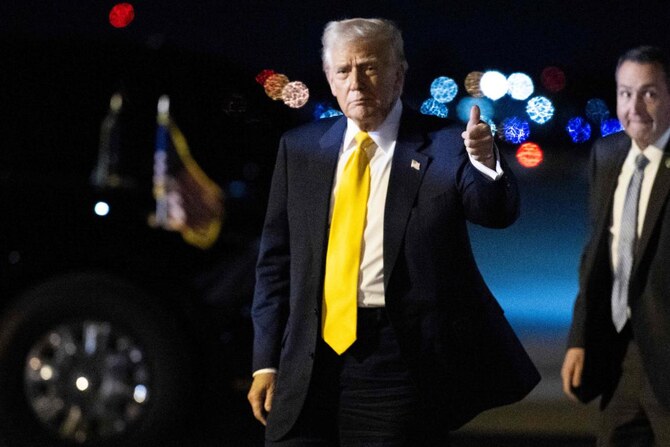 ドナルド・トランプ米大統領は2025年3月7日、フロリダ州ウェストパームビーチのパームビーチ国際空港でエアフォースワンから降りた後、親指を立てた。トランプ大統領は週末をマールアラーゴ・リゾートで過ごしている。（AFP）