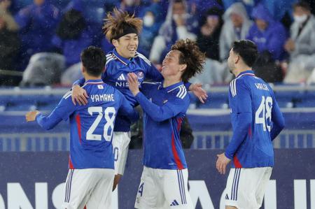 横浜F・マリノスの遠藤保仁（左から2人目）は、AFCチャンピオンズリーグ・エリートラウンド16のセカンドレグ、横浜F・マリノス対上海港のサッカー試合で、ゴールを祝っている。2025年3月11日、神奈川県横浜市の日産スタジアムで（時事通信社/AFP/写真）