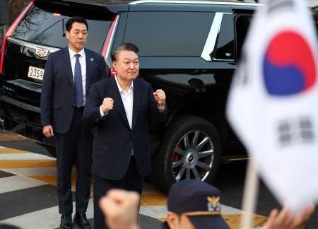 弾劾された韓国大統領のユン・ソク・ヨル氏は、2025年3月8日にソウルの大統領官邸に到着した際、支持者たちに反応した。(AFP)